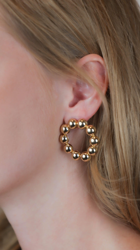 Glammed Up Round Earrings In Gold - AVENUE DES CHAMPS